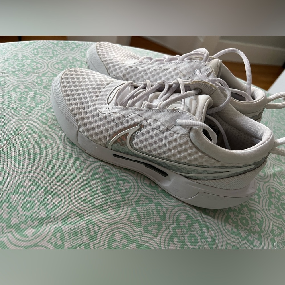 Women’s 8.5 (fits like 8) Nike Sneakers White & Silver